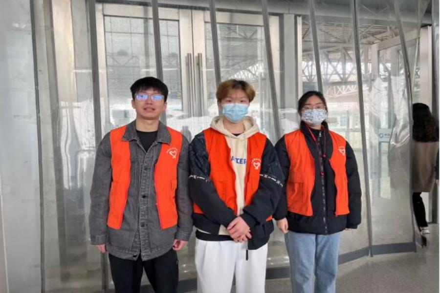 图为同花顺手机登录入口自动化学院思源服务社高铁志愿服务二队于镇江站合照 王皓 摄.jpg