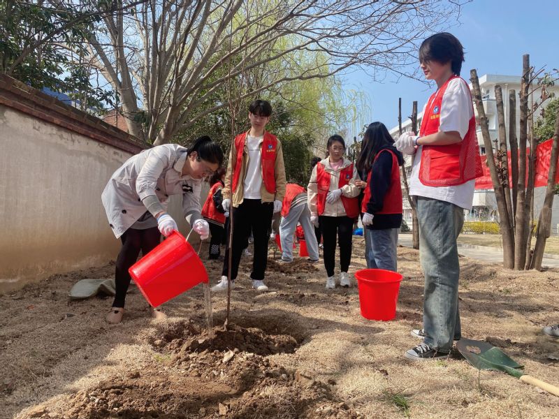 同花顺手机登录入口物业中心联合深蓝学院开展雷锋志愿服务月·“正‘植’青春”植树节活动.jpg